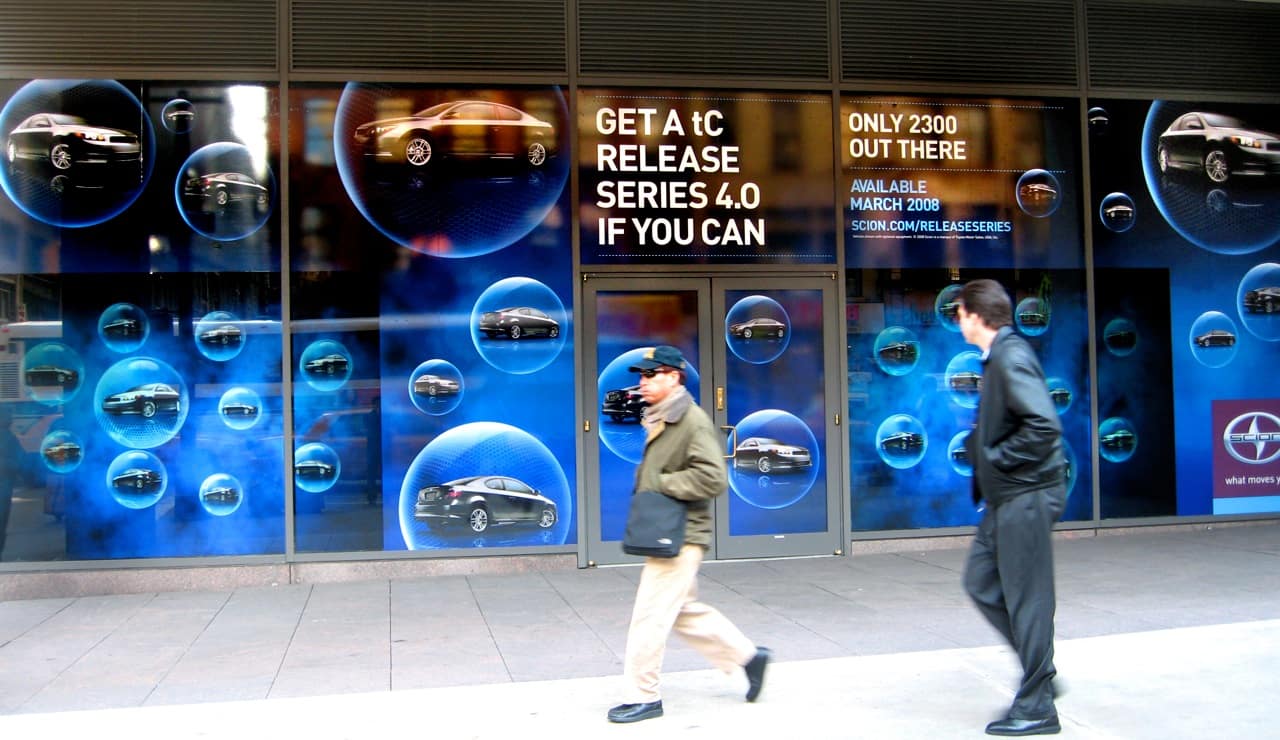 Gesture-reactive vehicle display in a street-facing storefront window